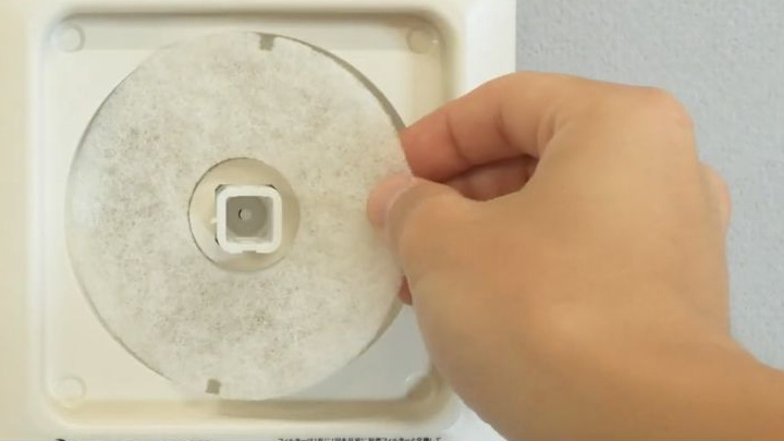 DAIKEN SB0417-02R:旧フィルターを外し、新フィルターを取り付ける。指定交換動画の静止画。
