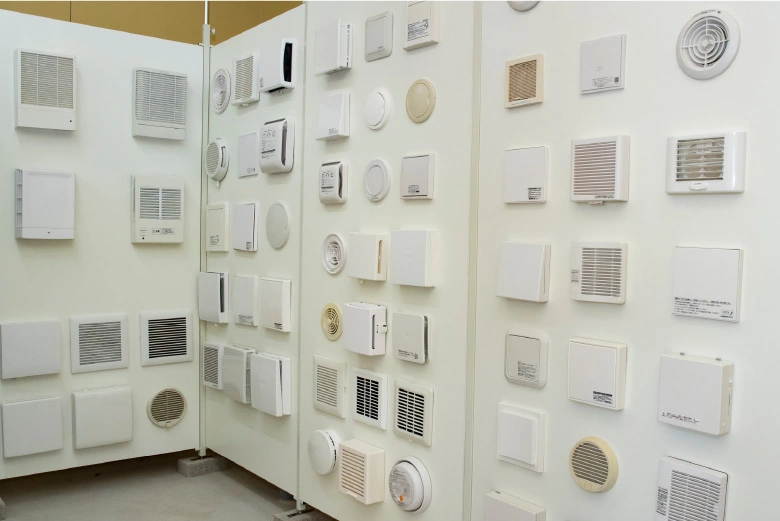 さまざまな形状の換気口本体を取りそろえた実機展示
